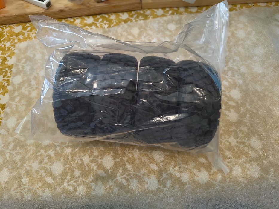 Pneus RC 56mm Alta Absorção – Compatíveis com Traxxas/Arrma