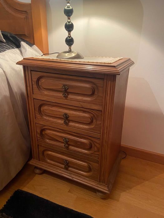 Mobilia de quarto em madeira de castanho