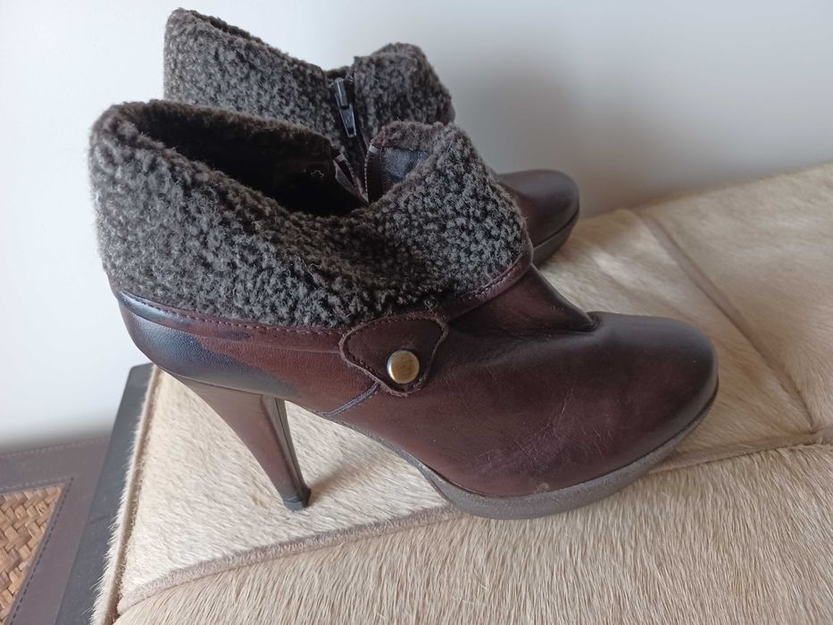 Botins em pele de salto alto