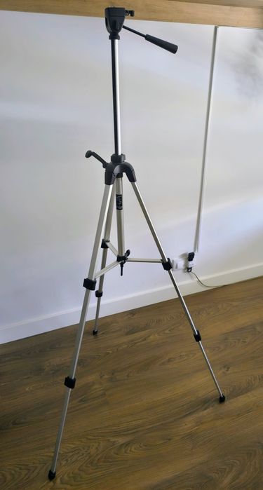 Tripé ajustável c/ nível e gancho p/ peso (alt. Max: 151cm)