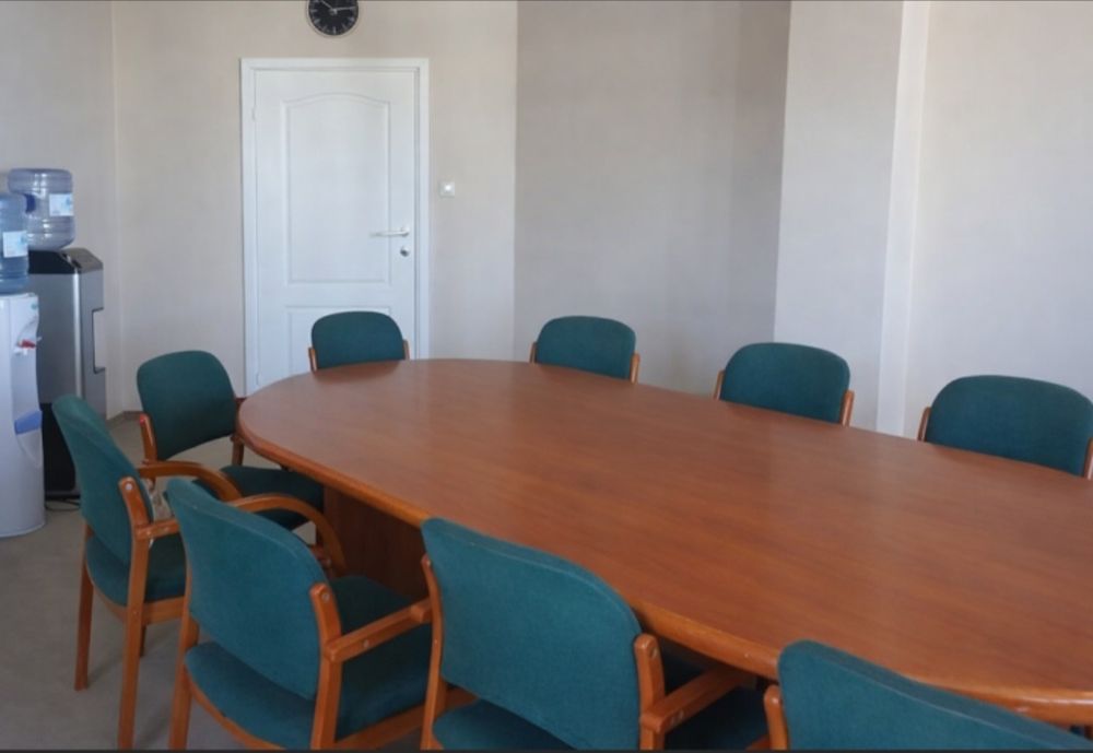 Stół konferencyjny i 12 krzeseł
