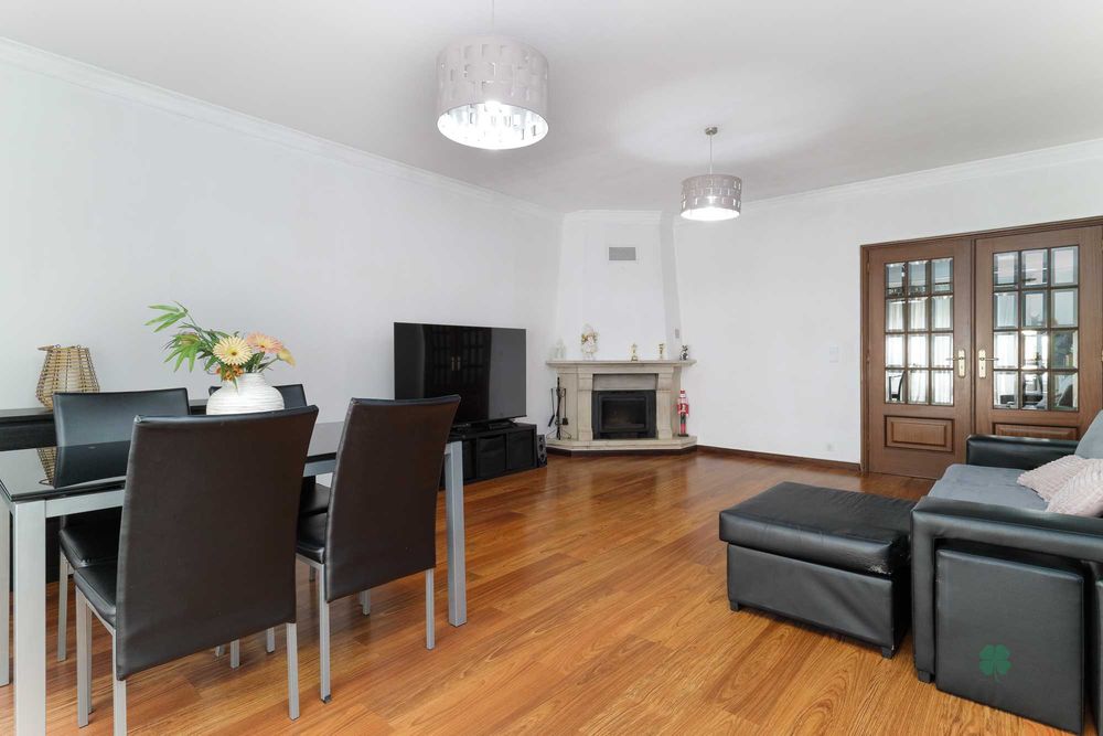 Apartamento T2 venda 260.000€ em Canelas - Vila Nova de Gaia com terraço e garagem fechada