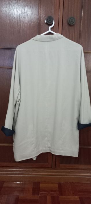 Blazer bege e azul Mango