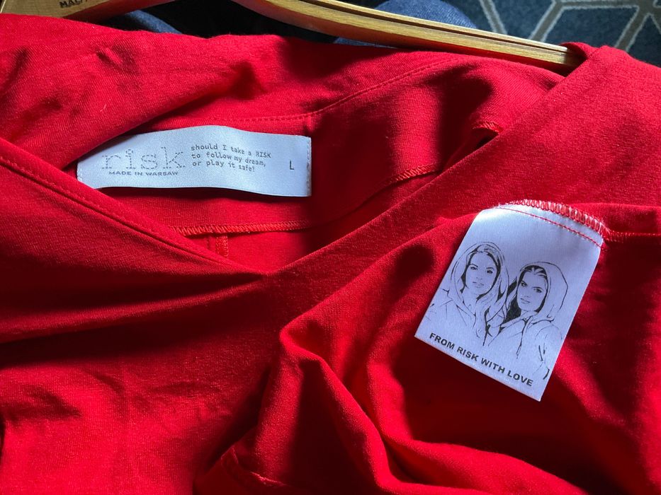 Risk czerwona sukienka z kapturem