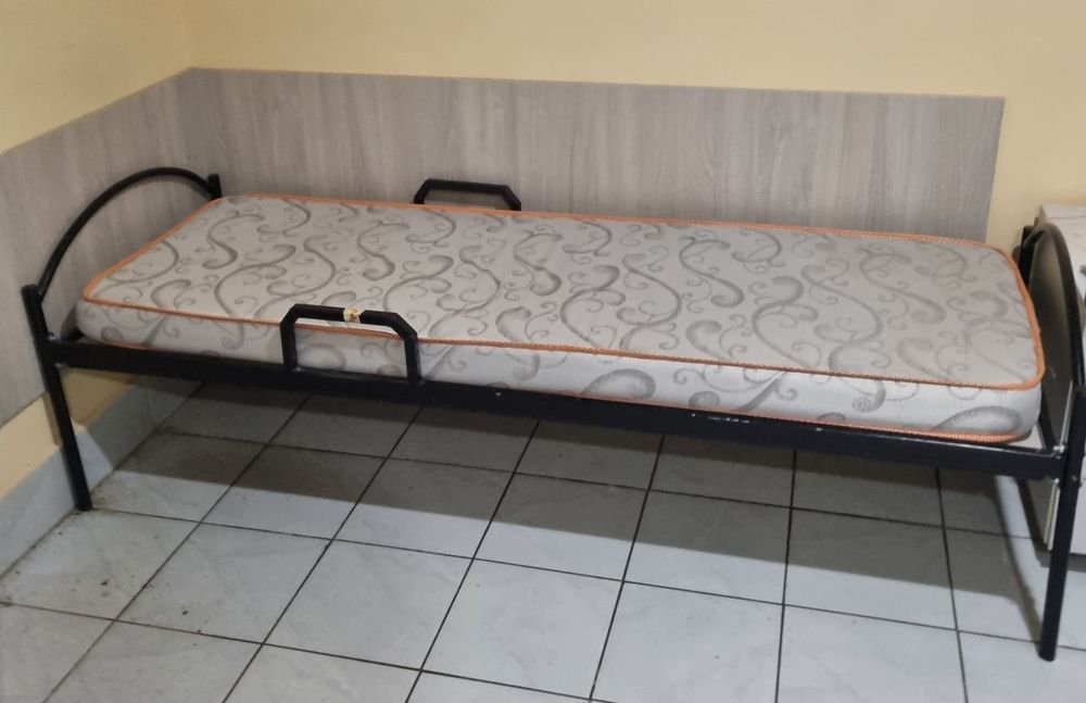 Продаж металеві ліжка з ортопедичними матрацами