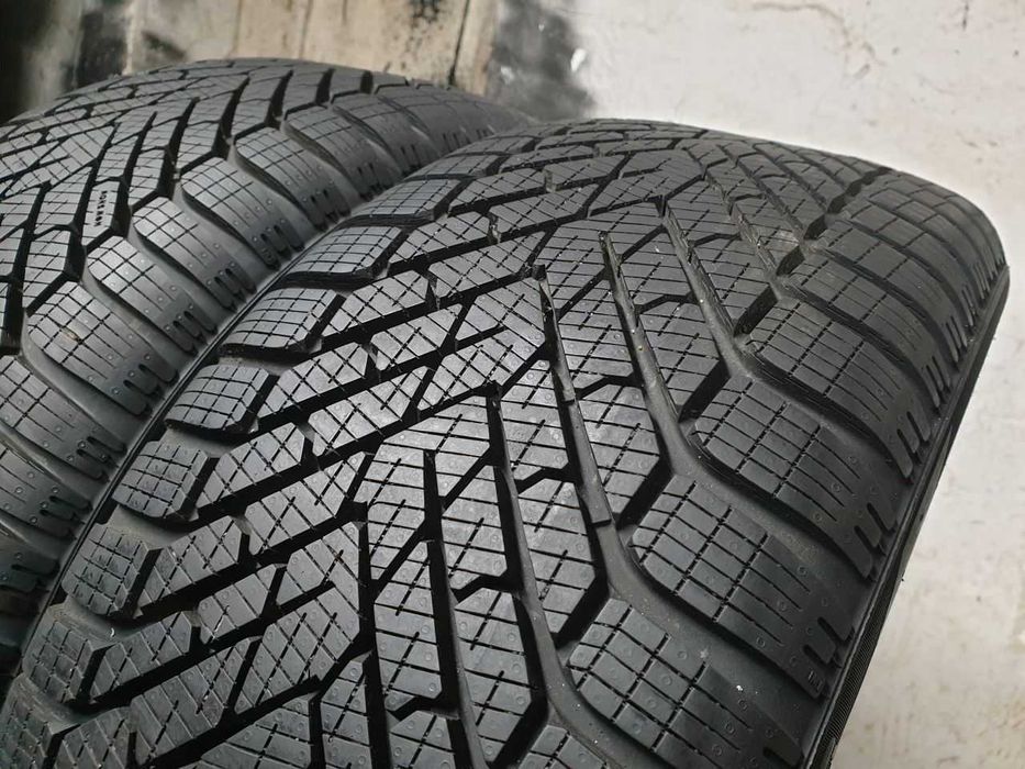 Dwie Opony zimowe Demo 225/40R18 8,8mm Pirelli Winter 2 Cinturato