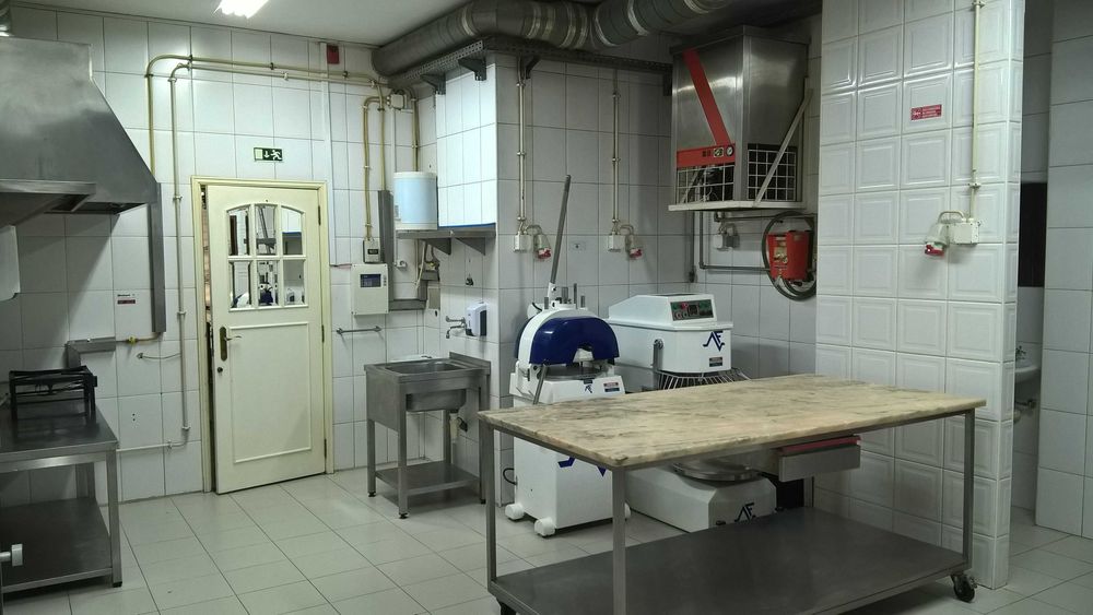 Mobília, equipamentos e ferramentas de hotelaria e restauração.