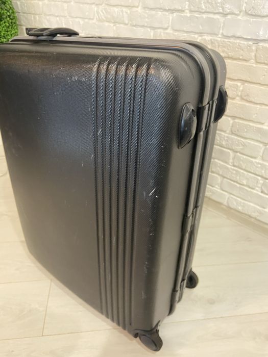 Пластиковый чемодан на колёсах