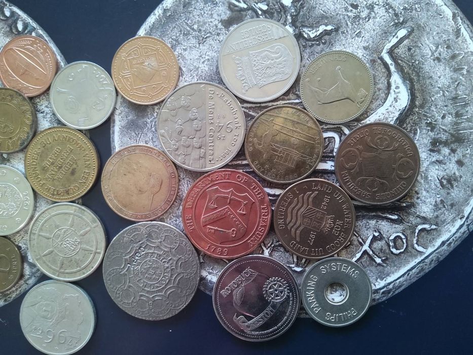 24726# Lote 20 medalhas/tokens estrangeiras (incui 1 copy assinalada)
