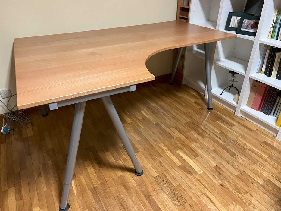 Secretária IKEA Galant 160x120cm c/ organizador de cabos