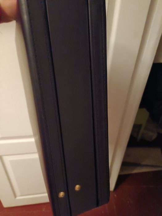 Дипломат чорний з золотистими замикачами