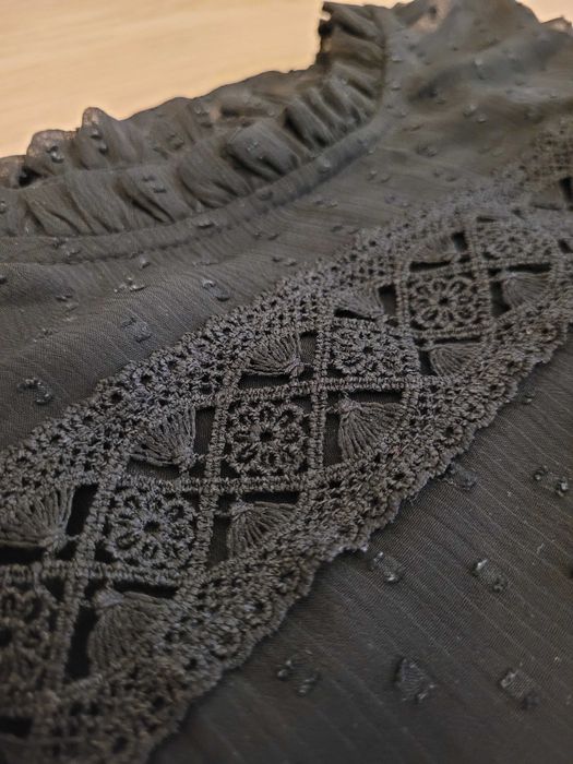 Elegancka czarna bluzka z koronką, r. 36