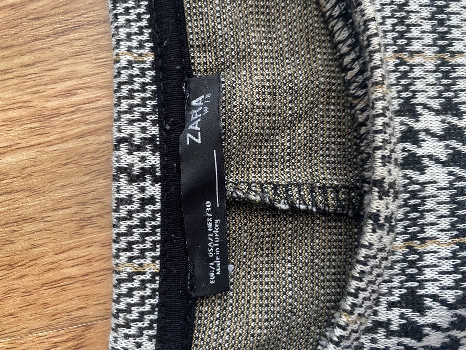 Sukienka w kratę i kwiaty Zara