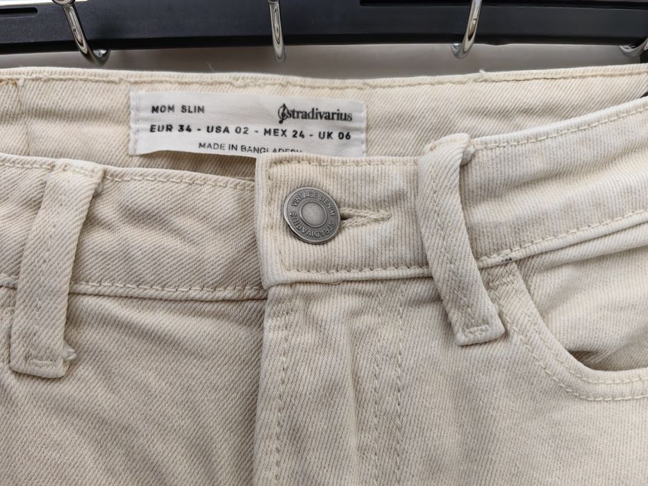 Kremowe mom jeans jeansy Stradivarius 34