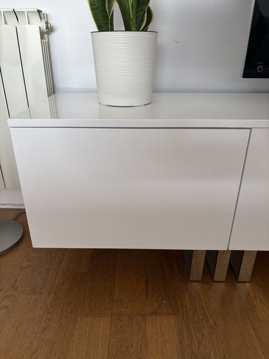 Móvel Aparador Branco Lacado Interdesign 4 portas e pés em inox
