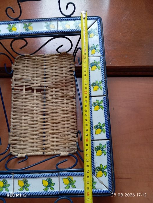 Taca metalowa rama ceramika i wiklina