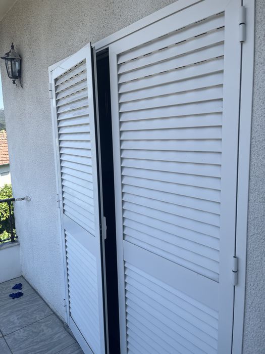 Porta e portada de exterior