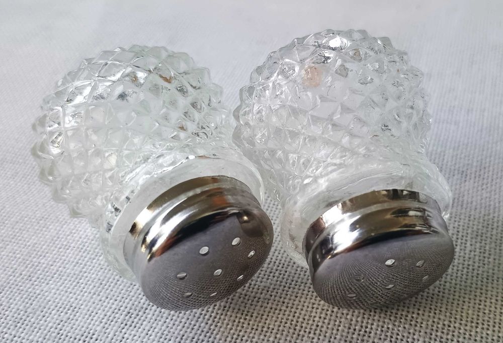 Malutkie szklane przyprawniki, solniczka i pieprzniczka