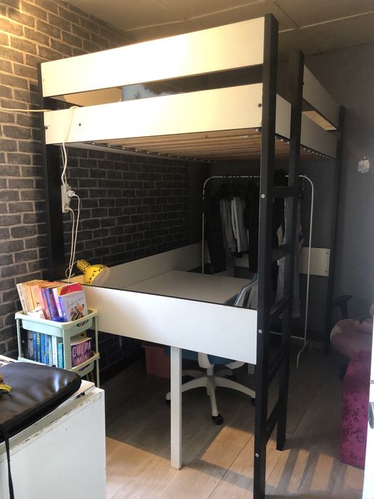 Cama alta com espaço para estudio