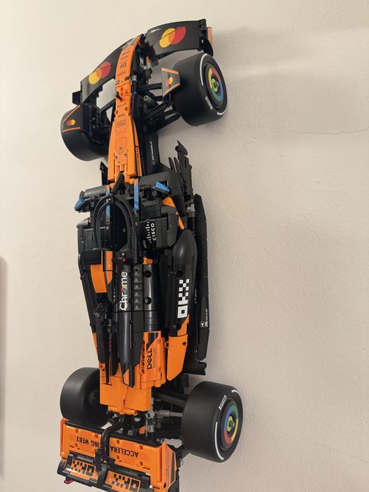 Suporte Vertical para LEGO® F1 McLaren MCL39 (#42228) – Impressão 3D