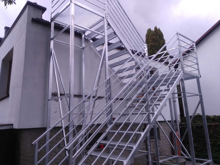 Schody metalowe zewnętrzne z kraty serrated, przemysłowe