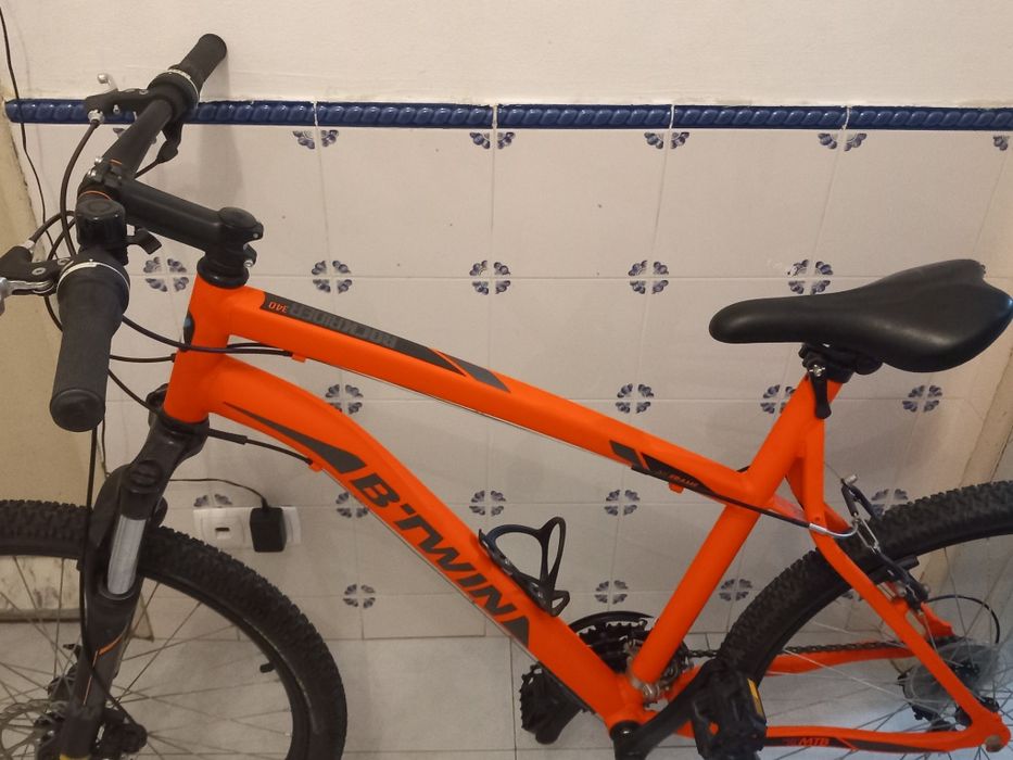 Uma bicicleta laranja usei só 4 vezes ela está em ótimo estado e nova