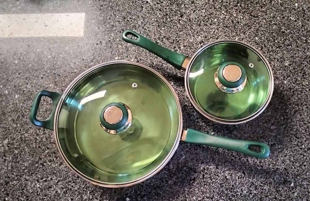 Trem de cozinha de pegas verdes