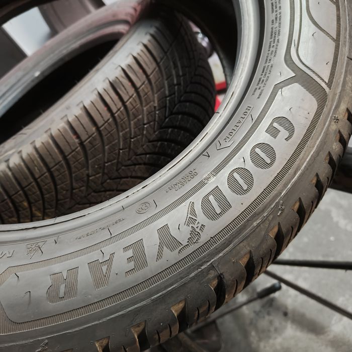 225/55/17 C Sprzedam parę opon całorocznych Goodyear z 2024 roku