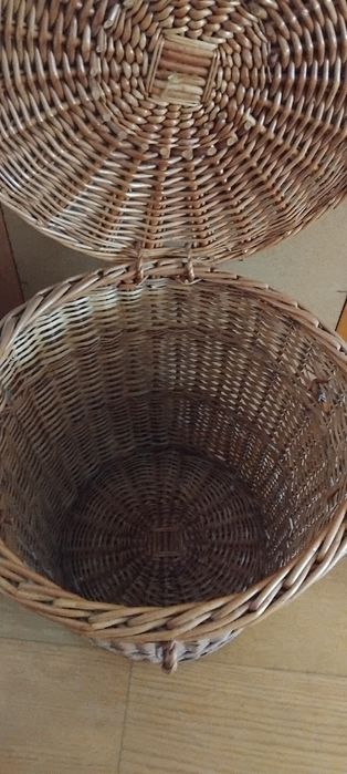 Quarto estúdio em pinho maciço. 2 camas e colchões.