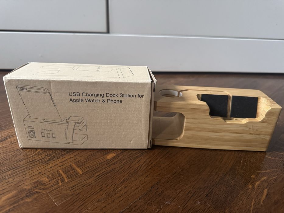 Stacja do ładowania do Apple z drewna babusowego