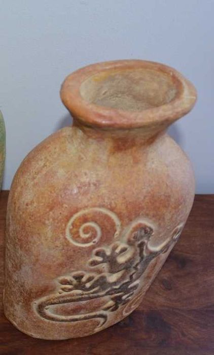 Jarro em terracota com lagarto, feito no México