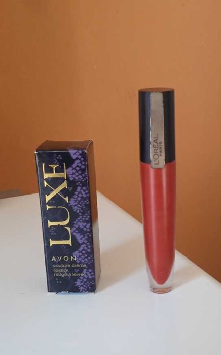 Помада и помада-блеск для губ.