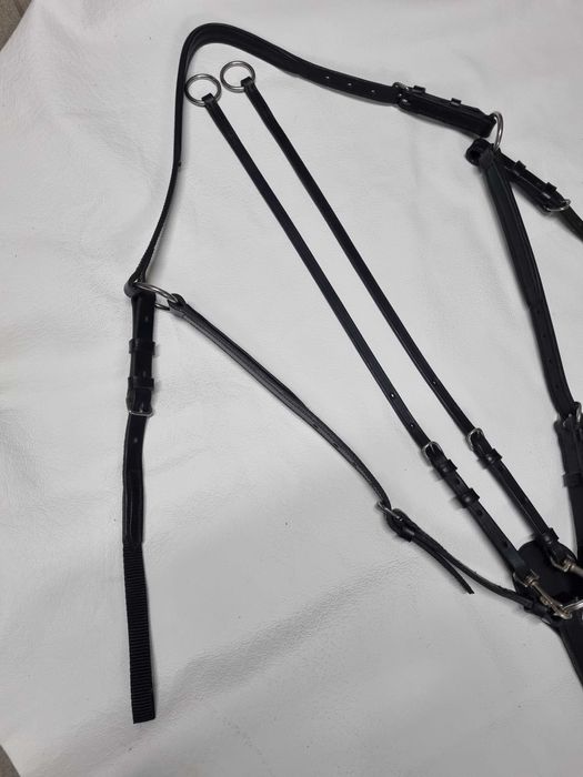 Napierśnik z wytokiem. Czrny rozmiar cob . Nowy