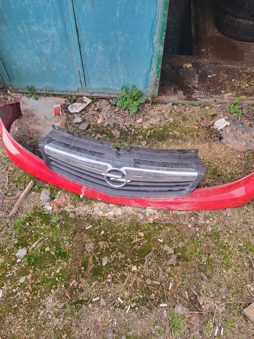 Рещітка радіатора "улибка "опель віваро 2010