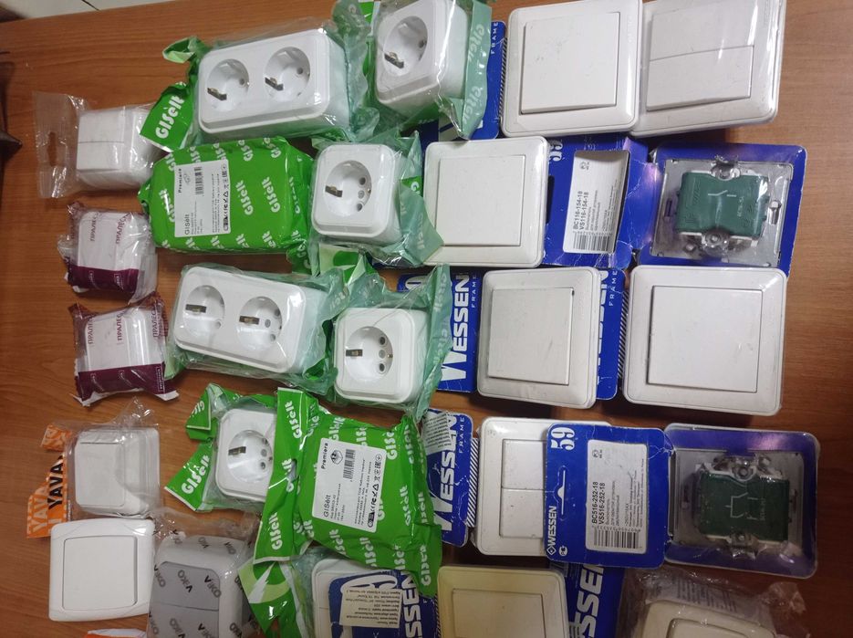 Продам  вимикачі та розетки