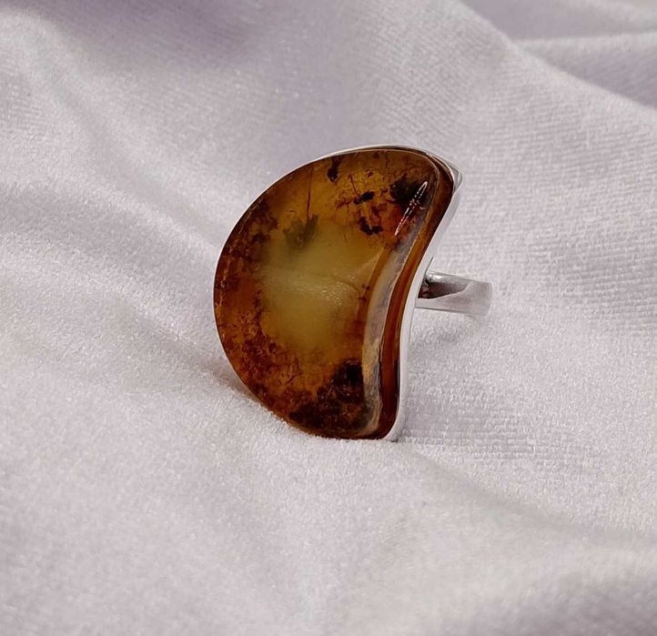 Srebrny pierścionek z bursztynem