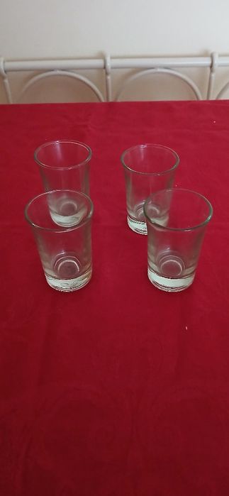 Quatro copos de shot, novos