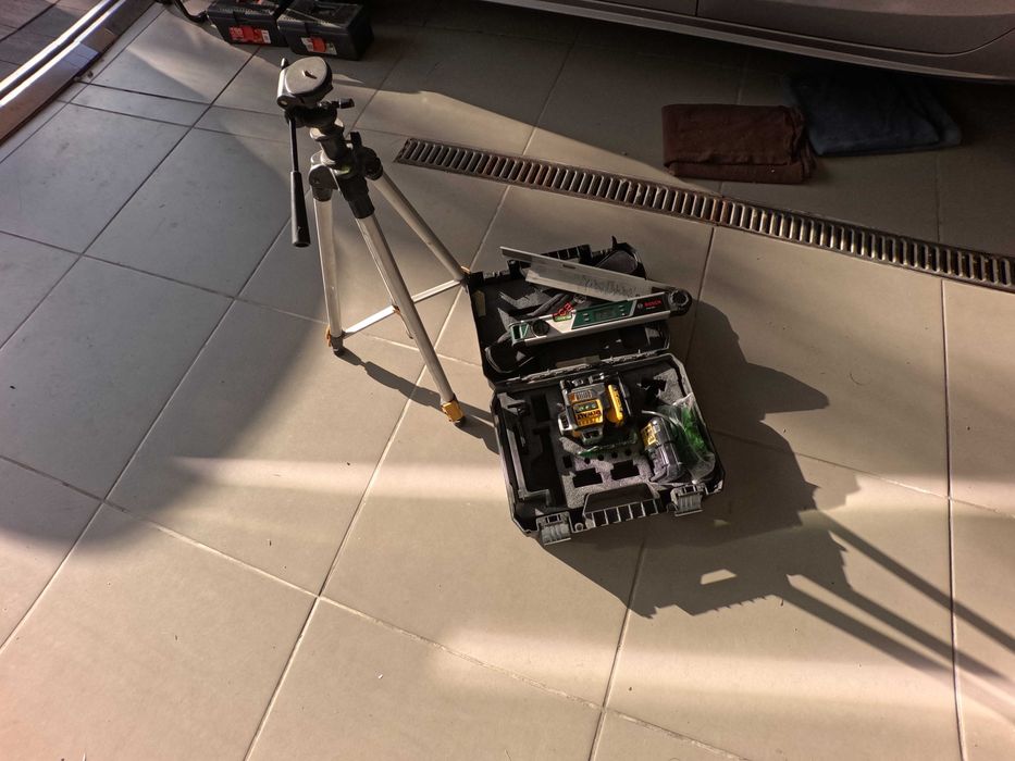 Laser zielony DeWalt plus kątomierz i statyw