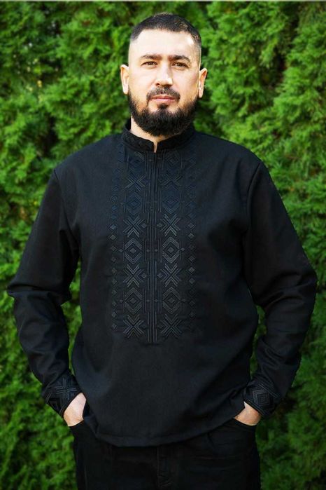 Чорна чоловіча лляна вишиванка стильна з орнаментом довгий рукав