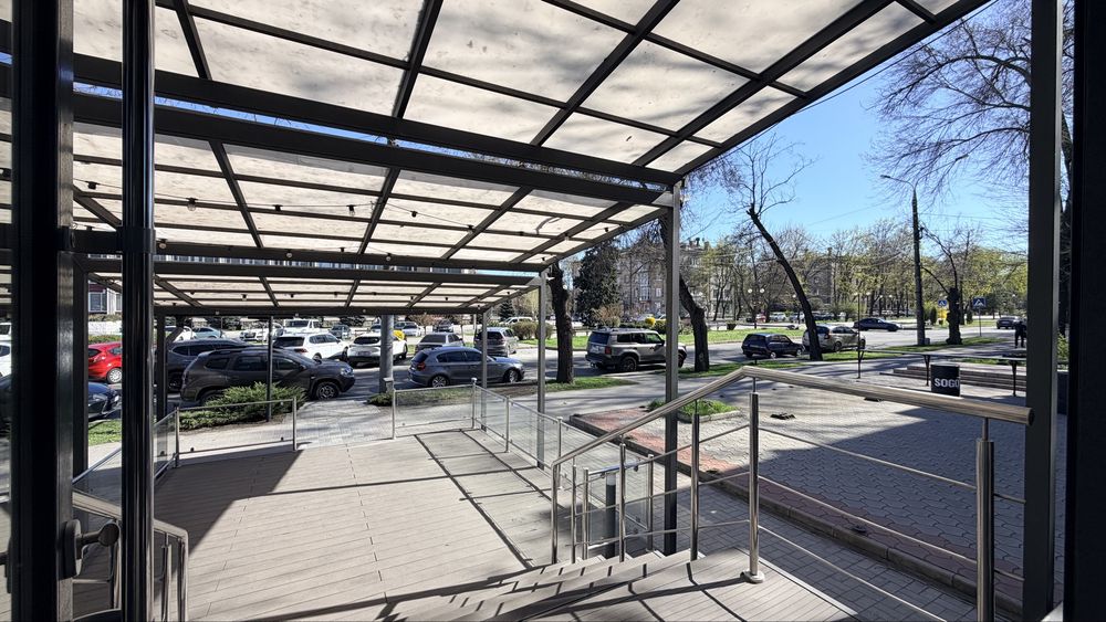 ПРОДАЖ  в самому центрі міста  (бульвар Шевченка, 8)