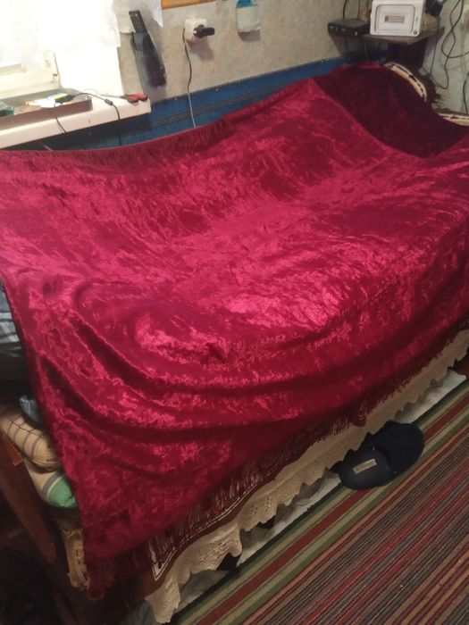 Покривало на диван.Коврики.