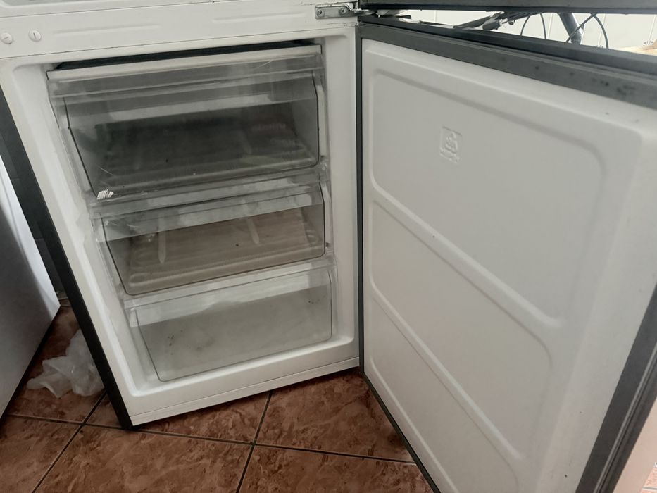 Frigorifico combinado inox com dispensador de agua excelente estado