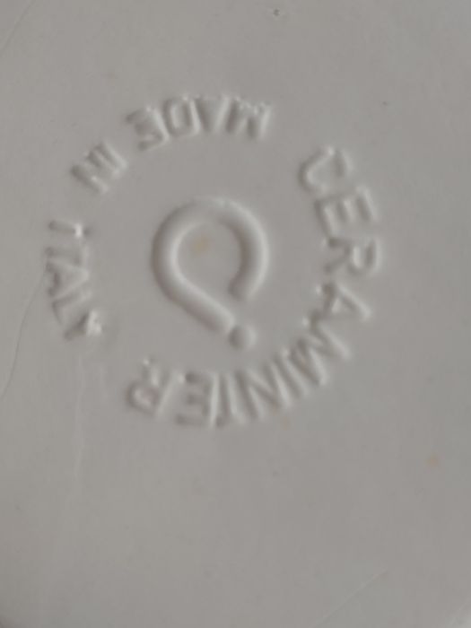 Conjunto de prato e saladeira azul e branco.