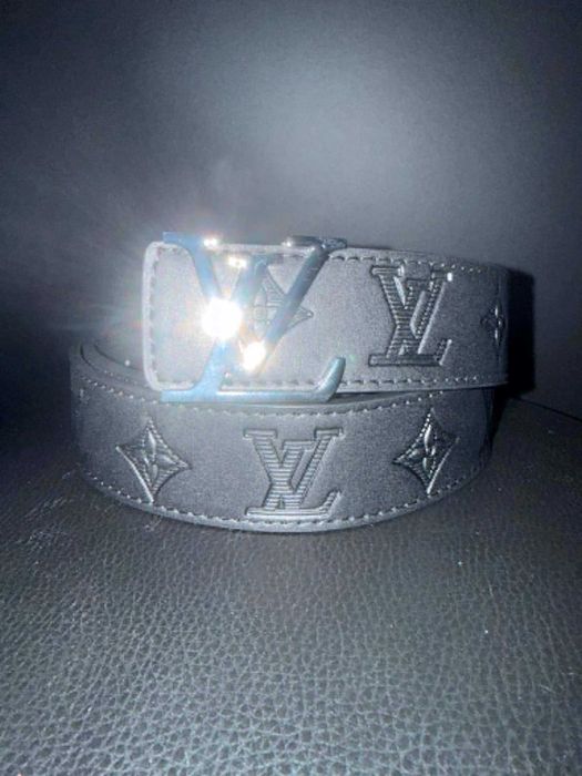 Pasek Louis Vuitton – czarny, motyw LV, srebrna klamra, second hand