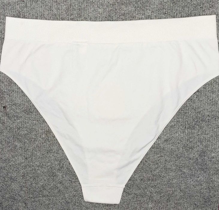Airism Seamless Bikini ShortЖенские плавки от Uniqlo X Alexander Wang