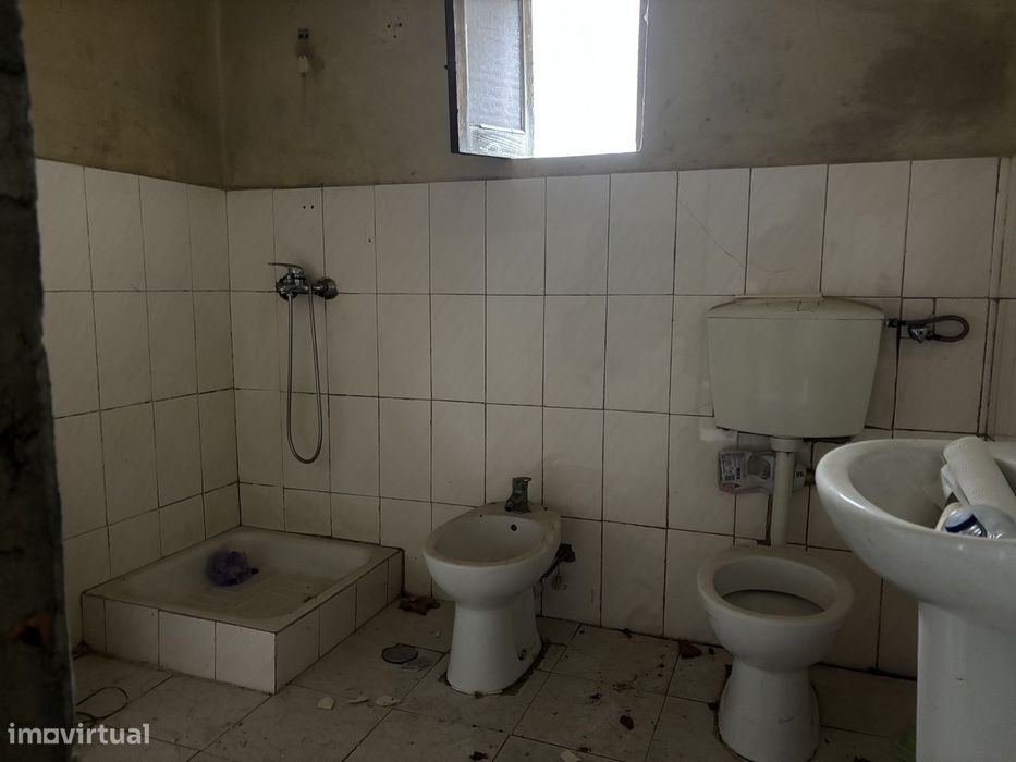 Moradia de 2 pisos com terreno no centro da Lousã