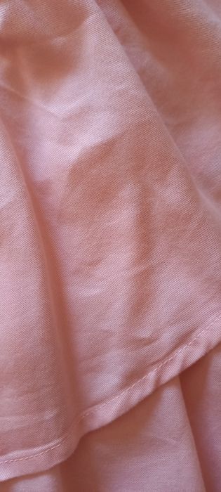 2 Blusas cavas, 1 rosa c/ folho a tapar ombros, e outra florida