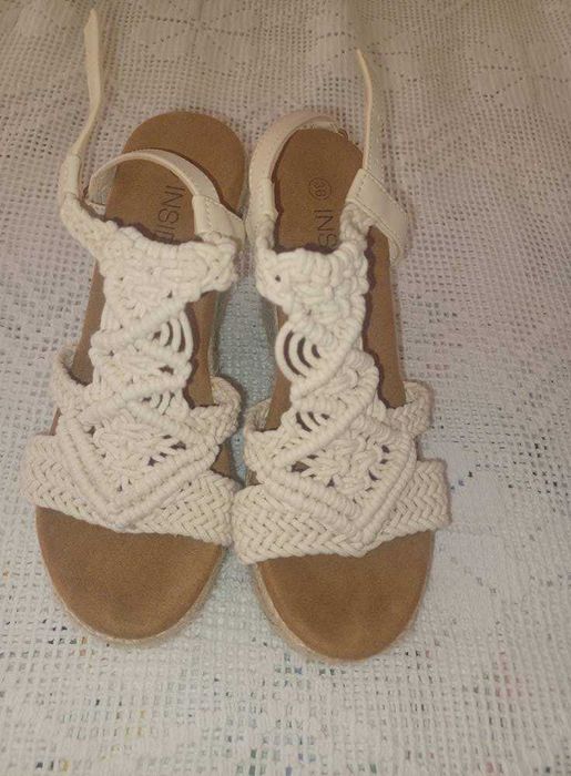 Sandálias de cunha em croché da Inside