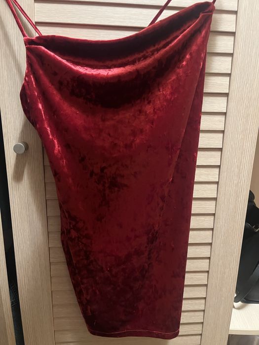 Червона сукня…..