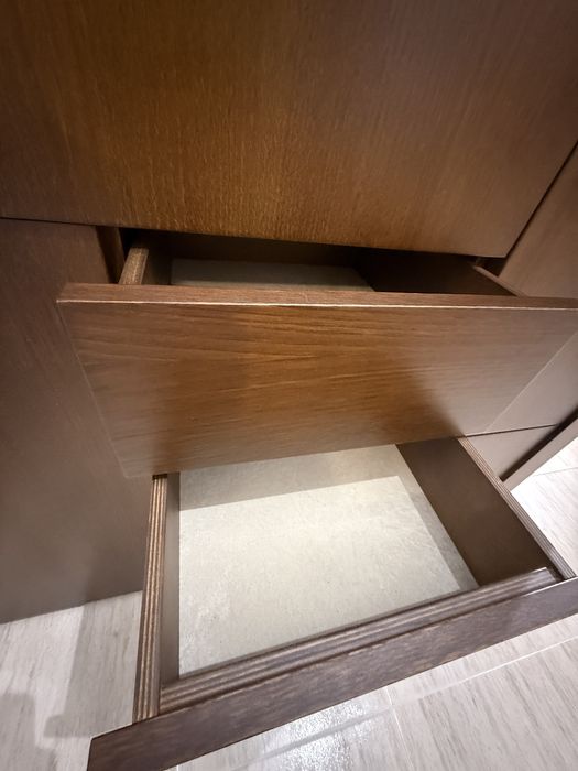 Aparador de madeira com bar embutido